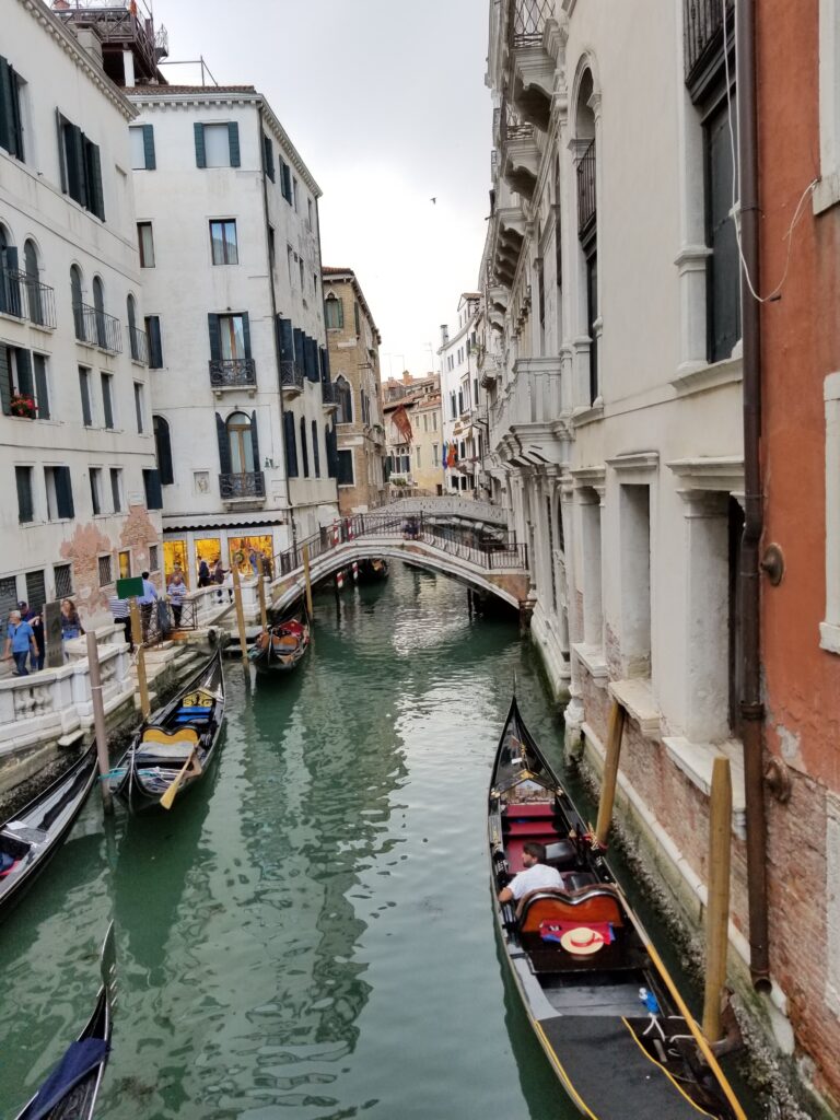 A view of the venice canals around dinner time.