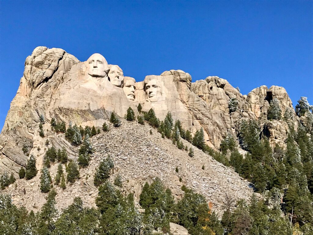 a picture of the iconic mount rushmore in black hills south dakota.
